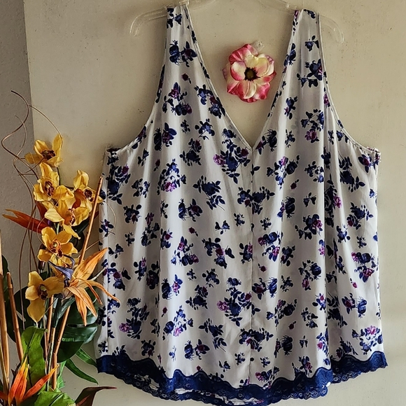 Torrid EUC Size 4 White Blue Floral Lace Trim Flowy Tank Top - Picture 4 of 15